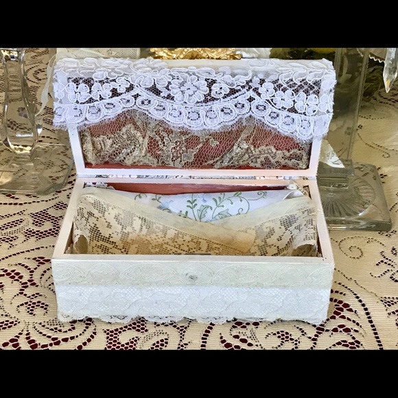 Vintage Lane Cedar Bride’s Hope Chest, Vintage Lace, Jewelry, Linens, Cameo NWT - Picture 7 of 14
